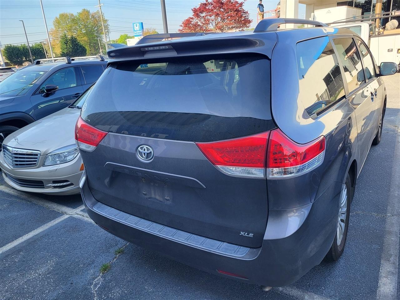 Toyota Sienna XLE FWD 8-Passenger V6 2012
