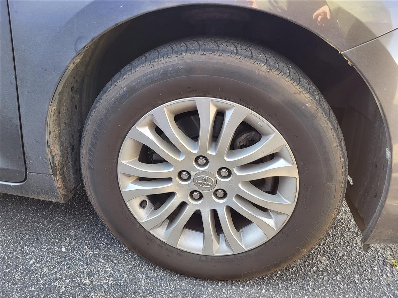 Toyota Sienna XLE FWD 8-Passenger V6 2012