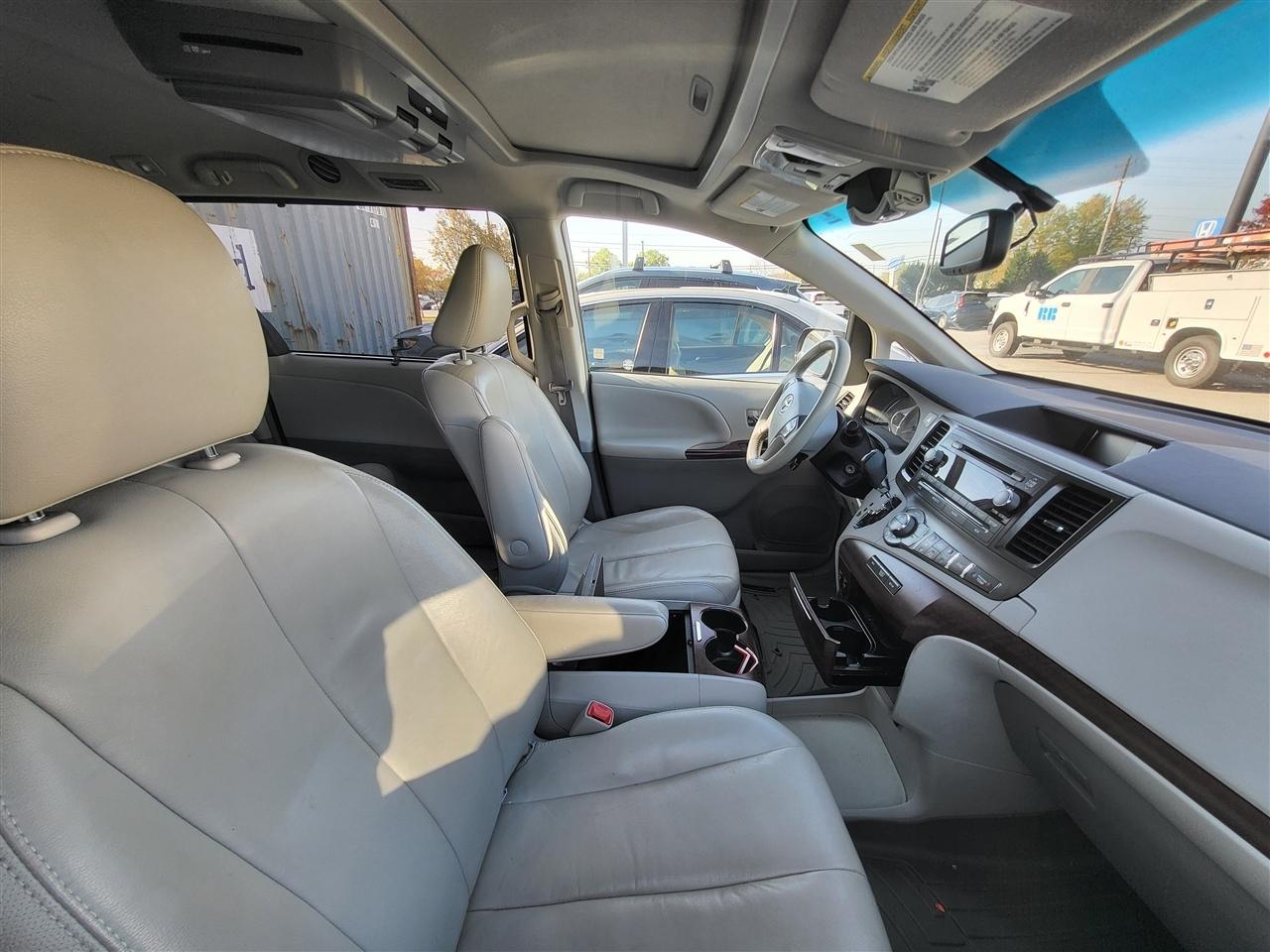 Toyota Sienna XLE FWD 8-Passenger V6 2012