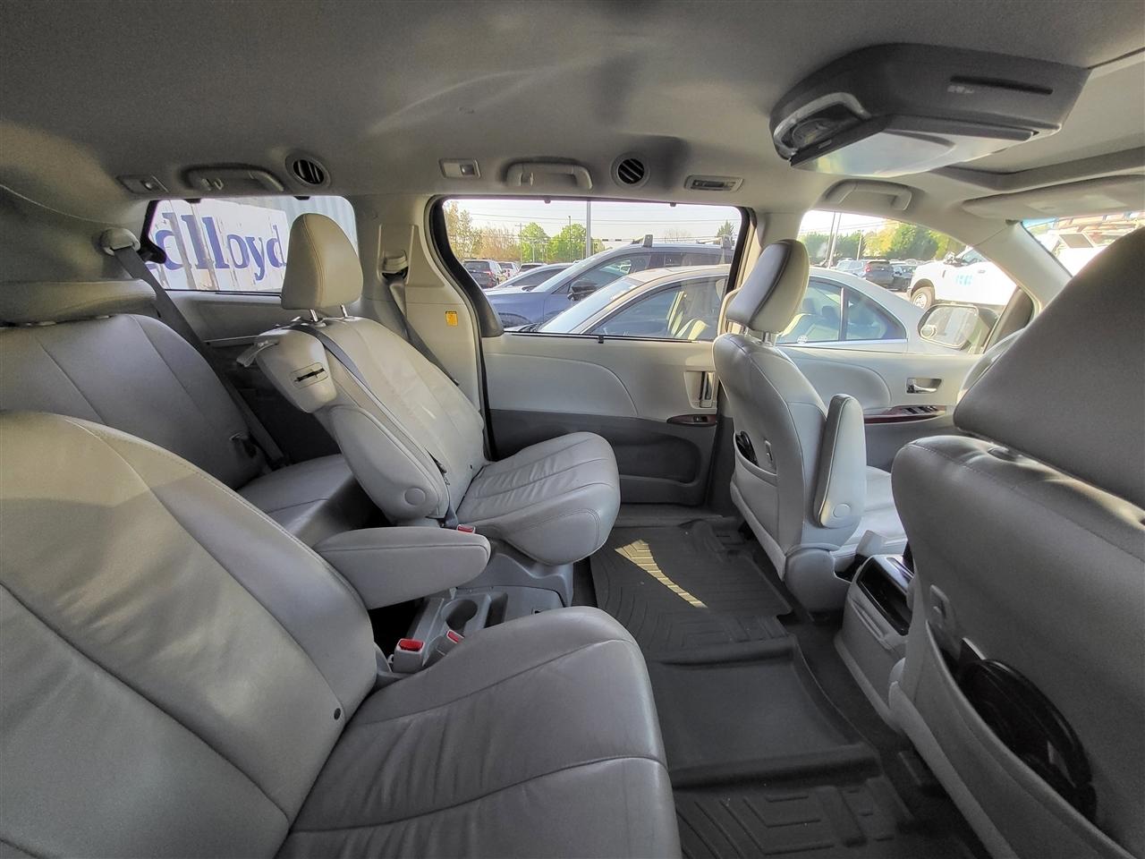 Toyota Sienna XLE FWD 8-Passenger V6 2012