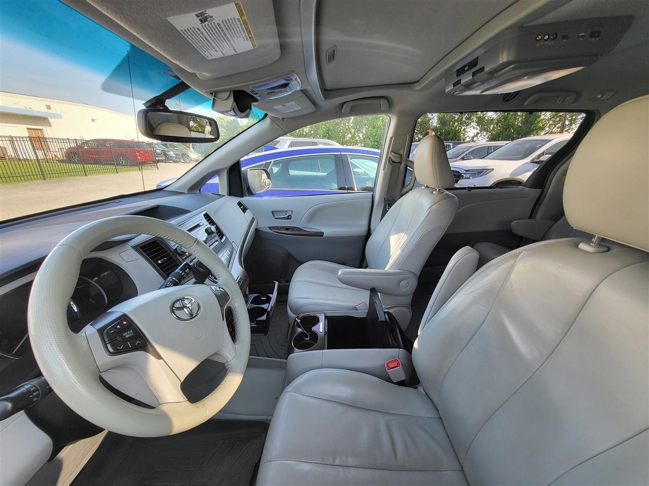Toyota Sienna XLE FWD 8-Passenger V6 2012