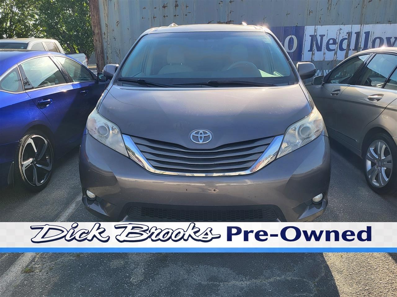 Toyota Sienna XLE FWD 8-Passenger V6 2012