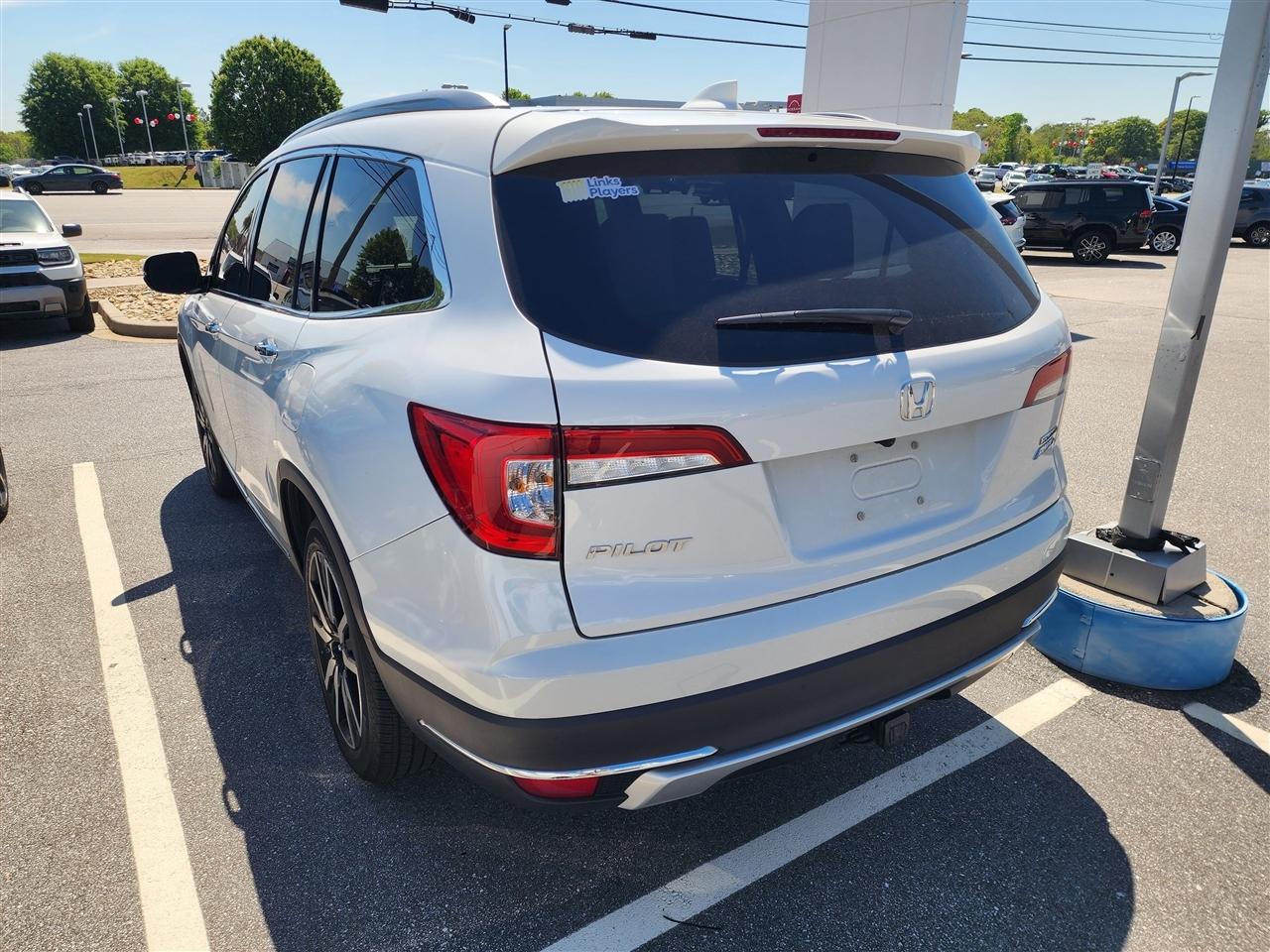 Honda Pilot Touring AWD w/Rear Captains Chairs 2022