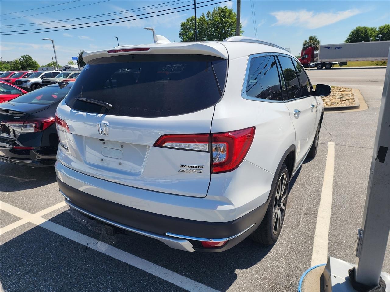 Honda Pilot Touring AWD w/Rear Captains Chairs 2022
