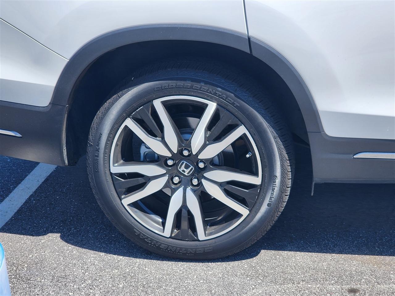 Honda Pilot Touring AWD w/Rear Captains Chairs 2022