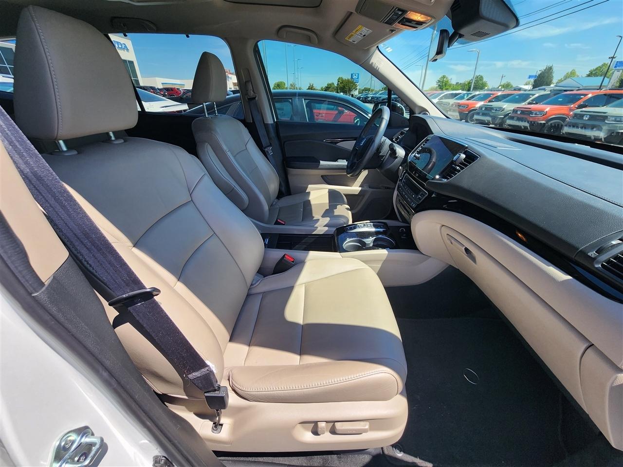 Honda Pilot Touring AWD w/Rear Captains Chairs 2022