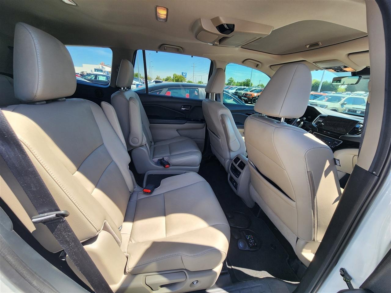 Honda Pilot Touring AWD w/Rear Captains Chairs 2022