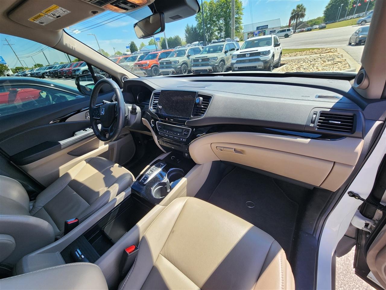 Honda Pilot Touring AWD w/Rear Captains Chairs 2022