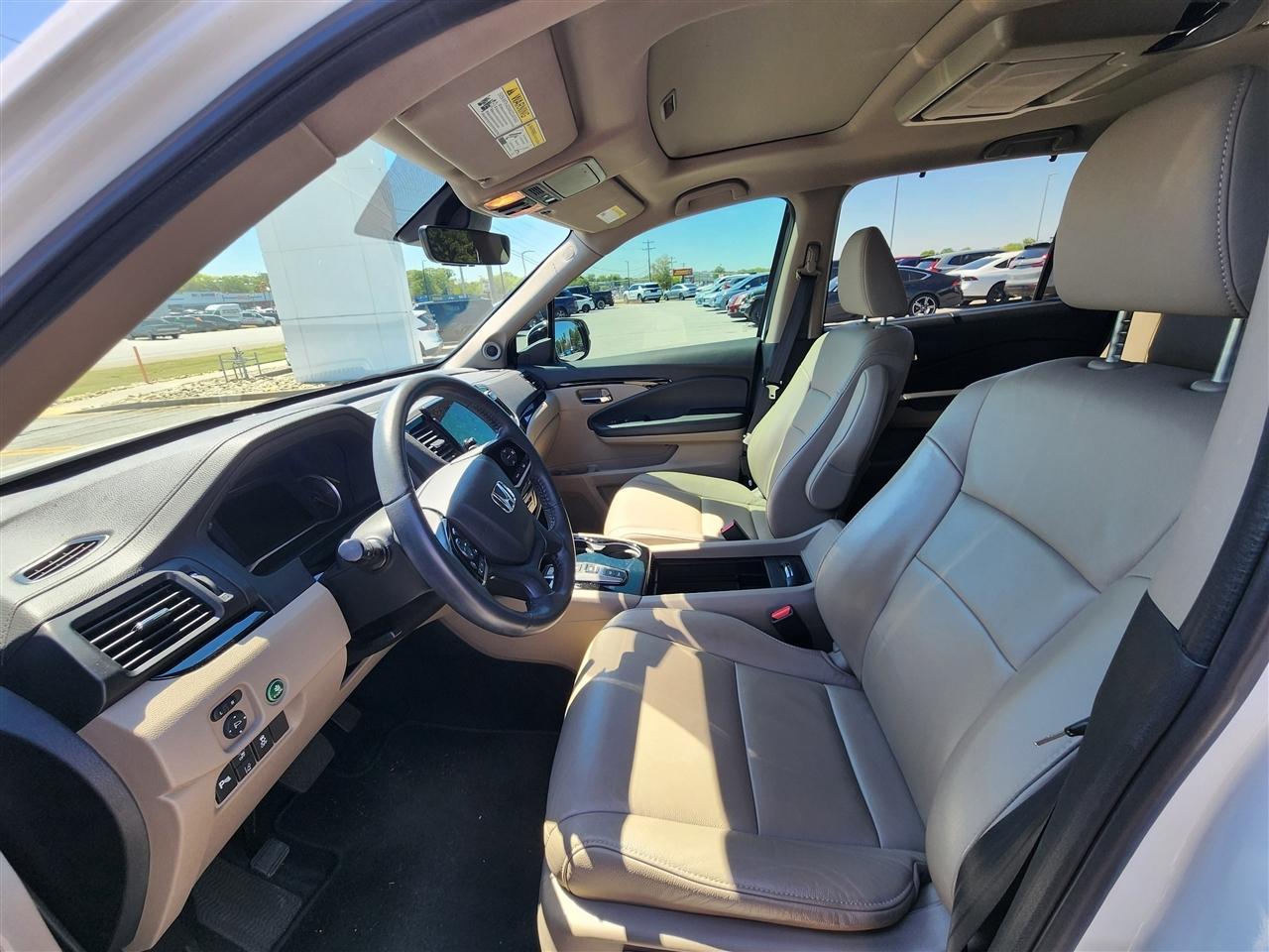 Honda Pilot Touring AWD w/Rear Captains Chairs 2022