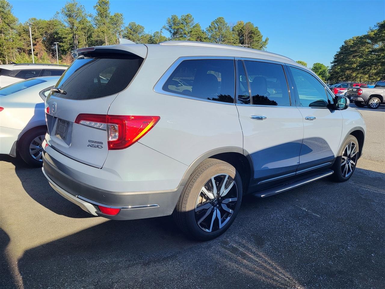 Honda Pilot Touring AWD w/Rear Captains Chairs 2022
