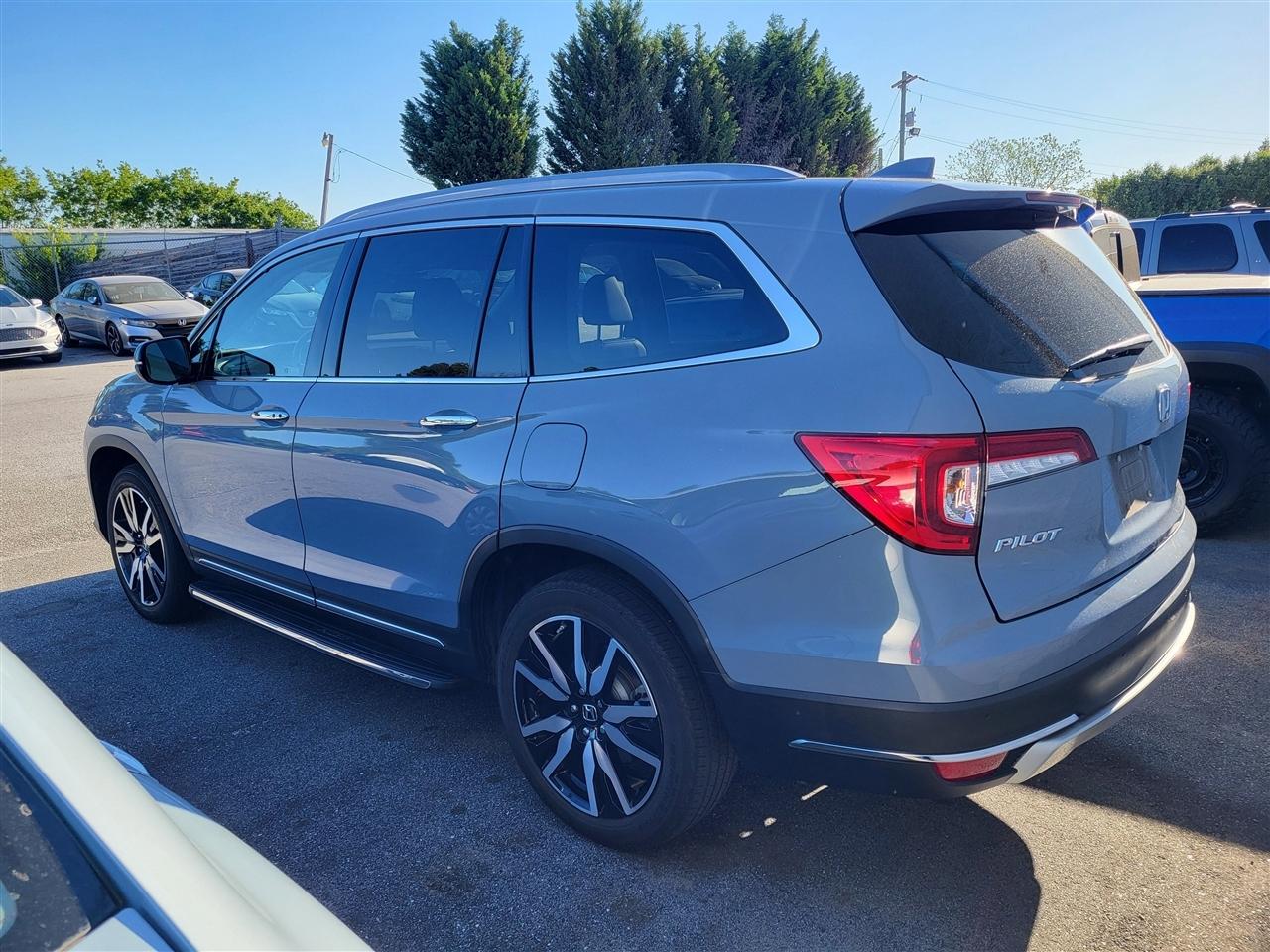Honda Pilot Touring AWD w/Rear Captains Chairs 2022