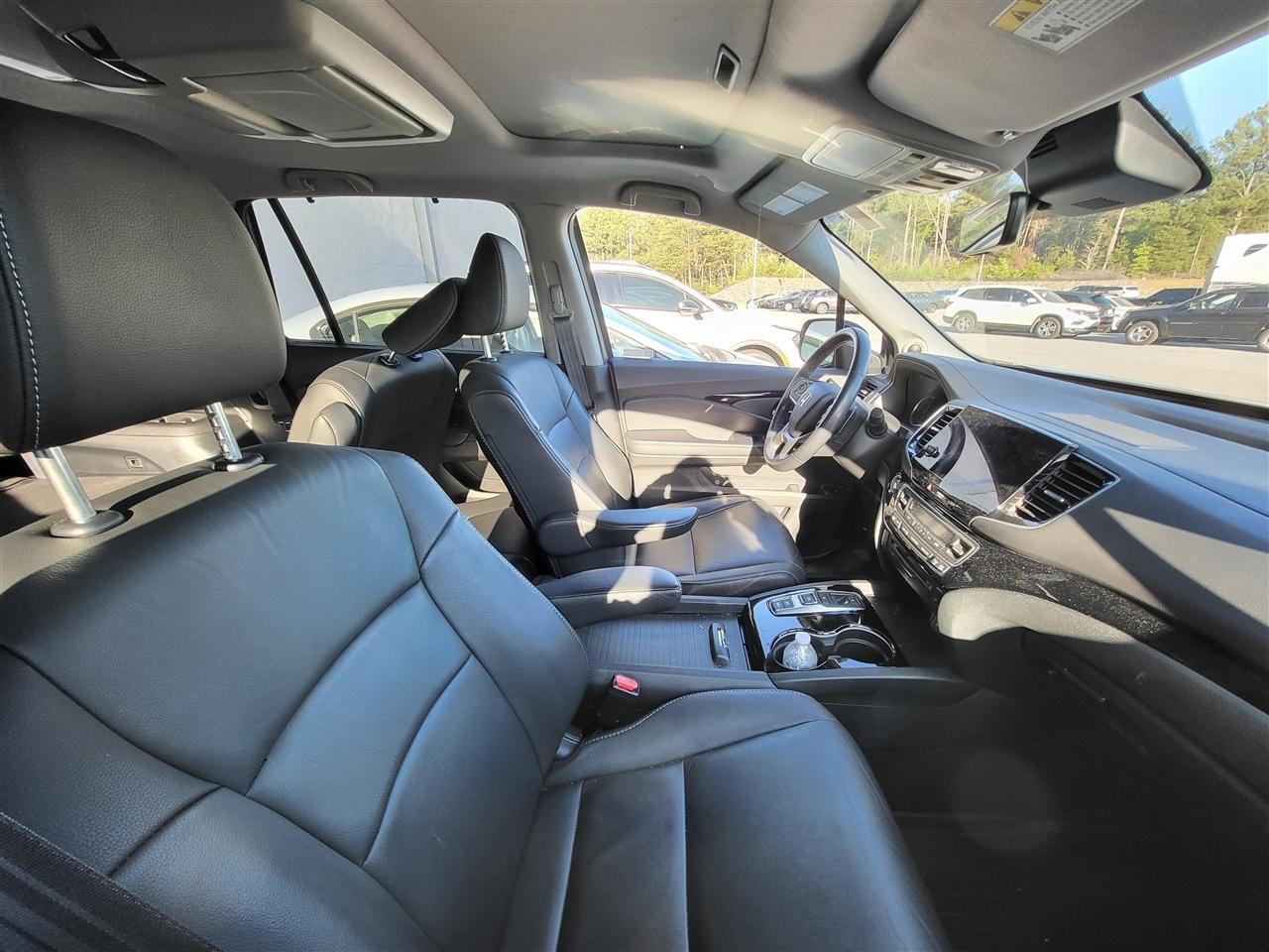 Honda Pilot Touring AWD w/Rear Captains Chairs 2022