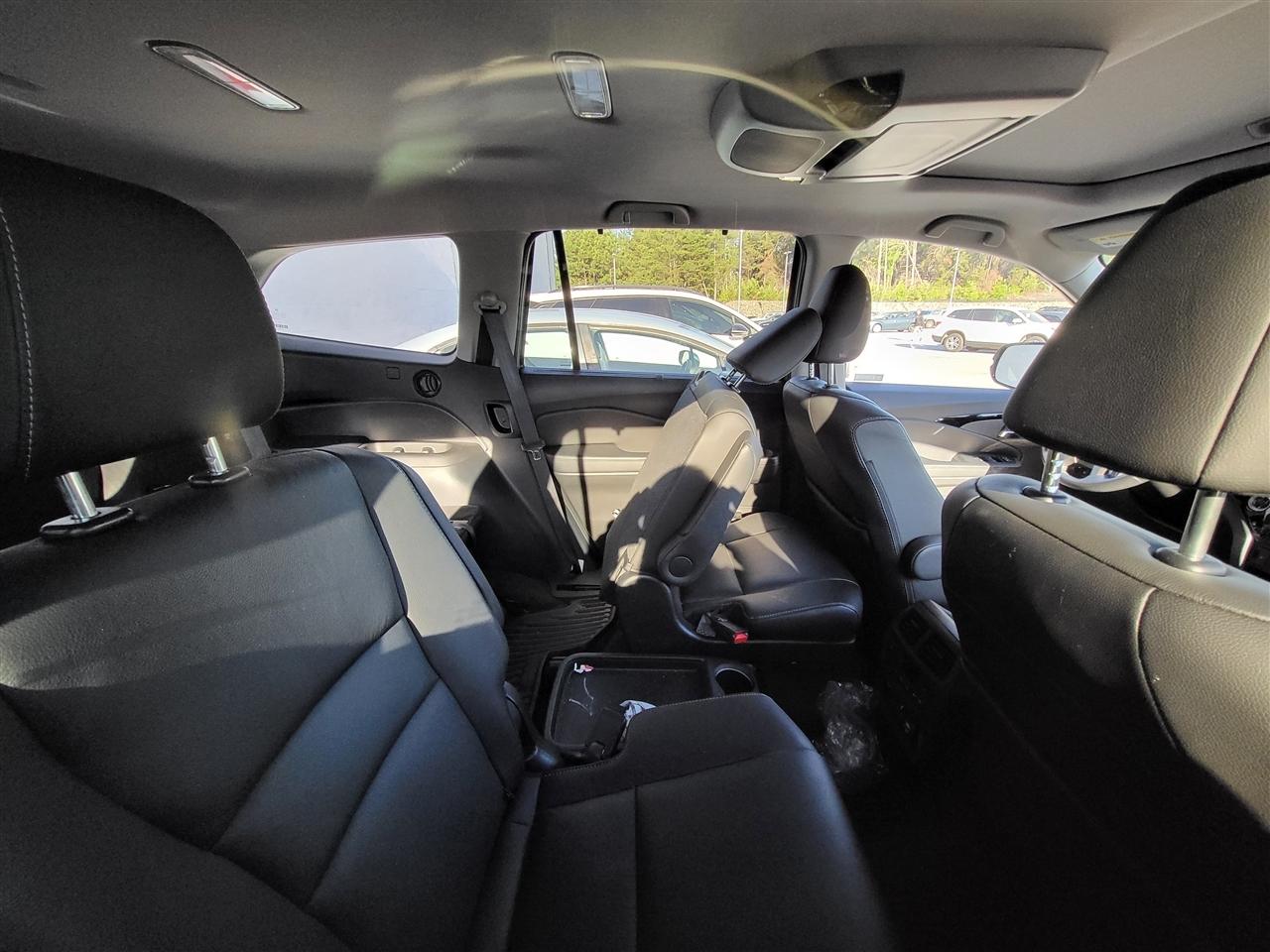 Honda Pilot Touring AWD w/Rear Captains Chairs 2022