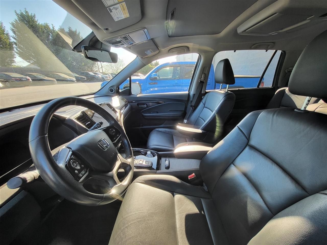 Honda Pilot Touring AWD w/Rear Captains Chairs 2022