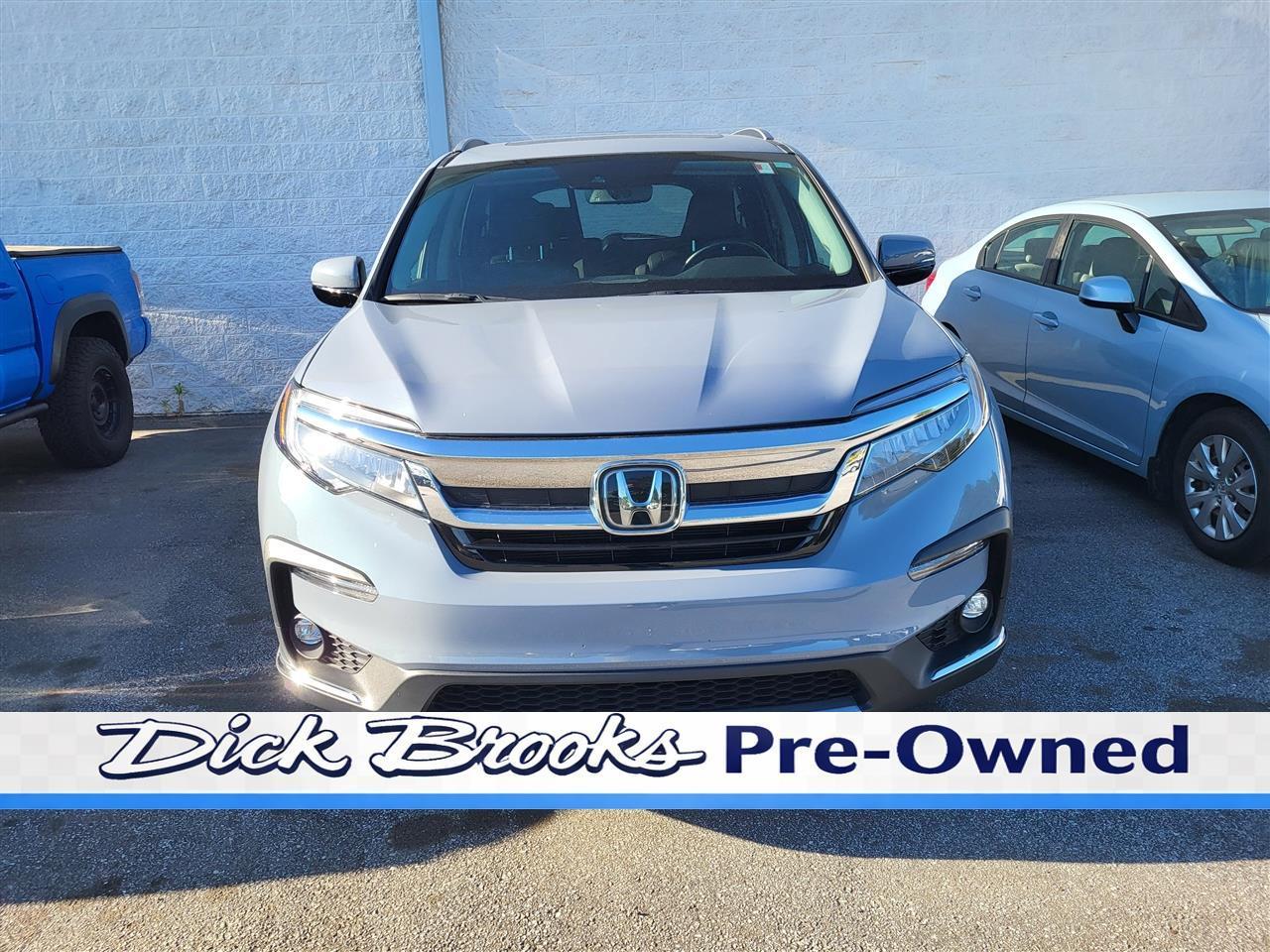 Honda Pilot Touring AWD w/Rear Captains Chairs 2022