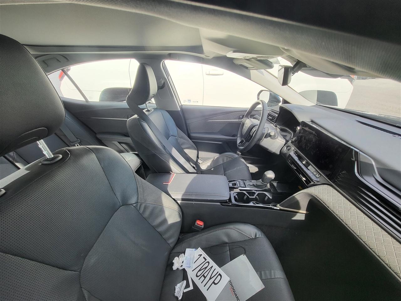 Toyota Camry Hybrid XLE 2025