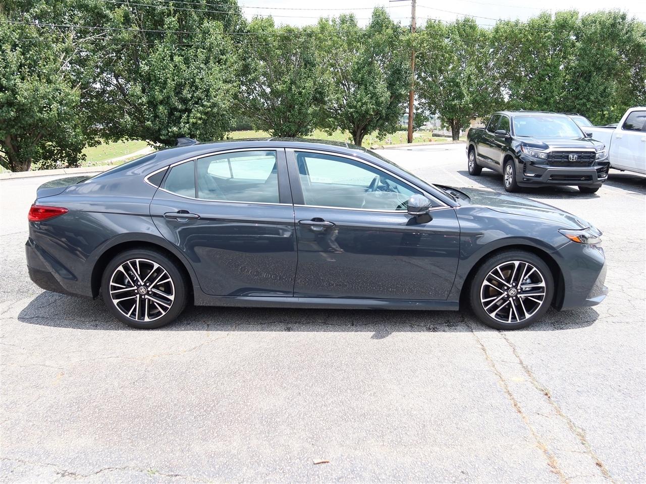 Toyota Camry Hybrid XLE 2025