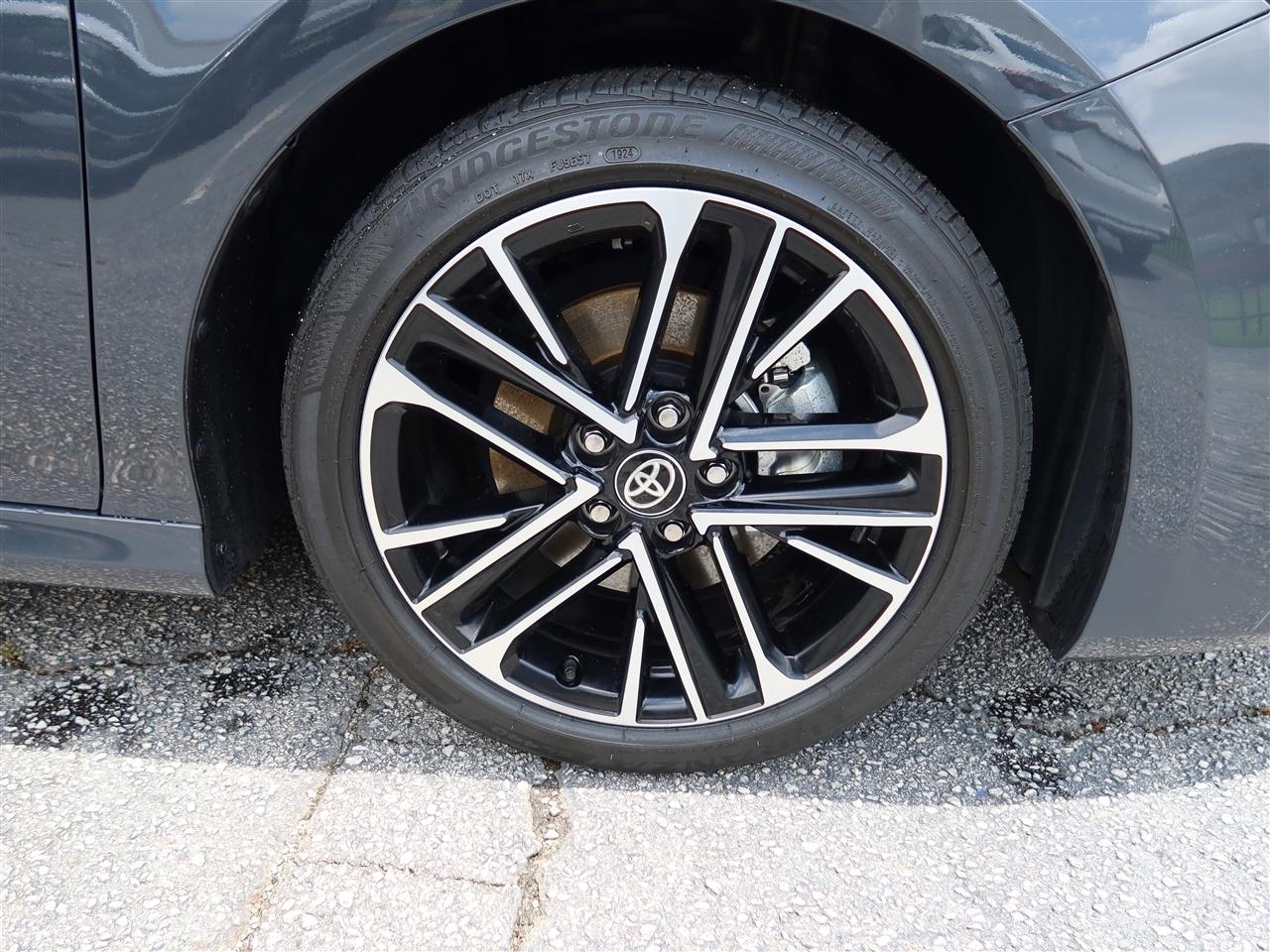 Toyota Camry Hybrid XLE 2025