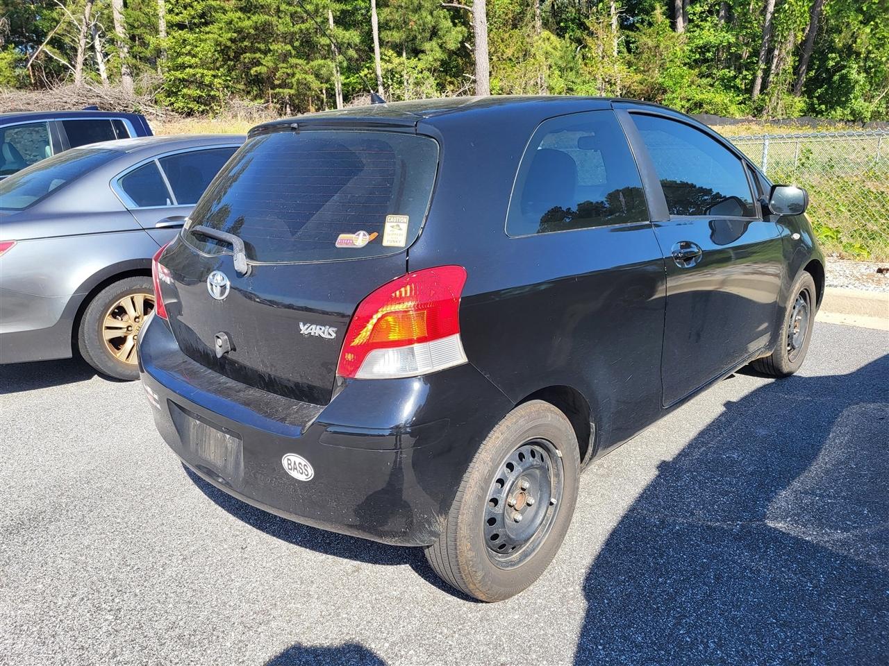 Toyota Yaris Liftback 3-Door MT 2011