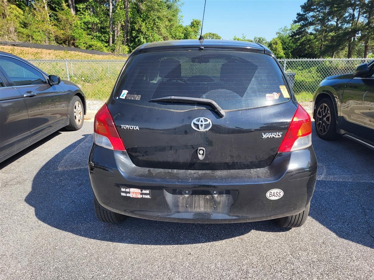 Toyota Yaris Liftback 3-Door MT 2011
