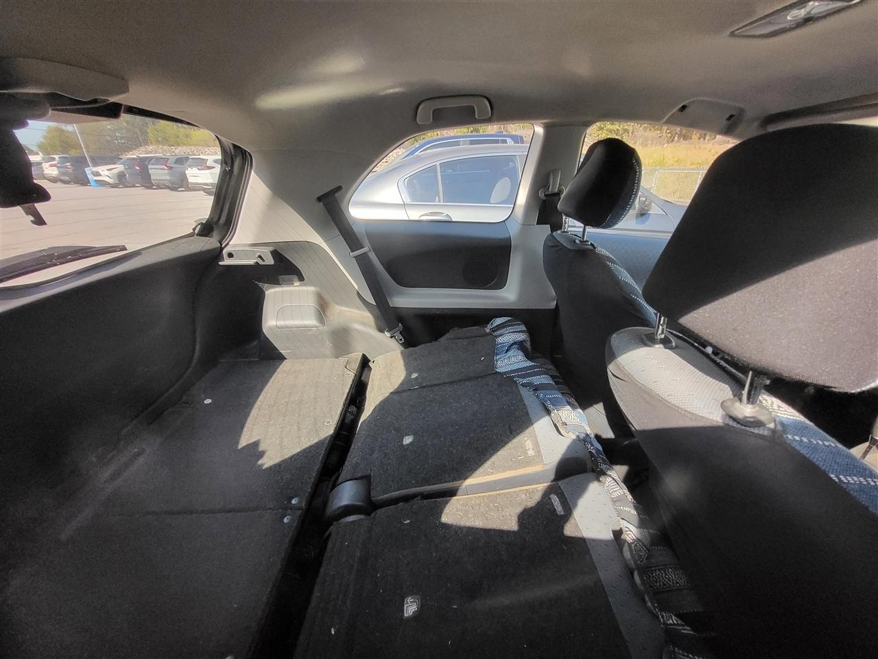 Toyota Yaris Liftback 3-Door MT 2011