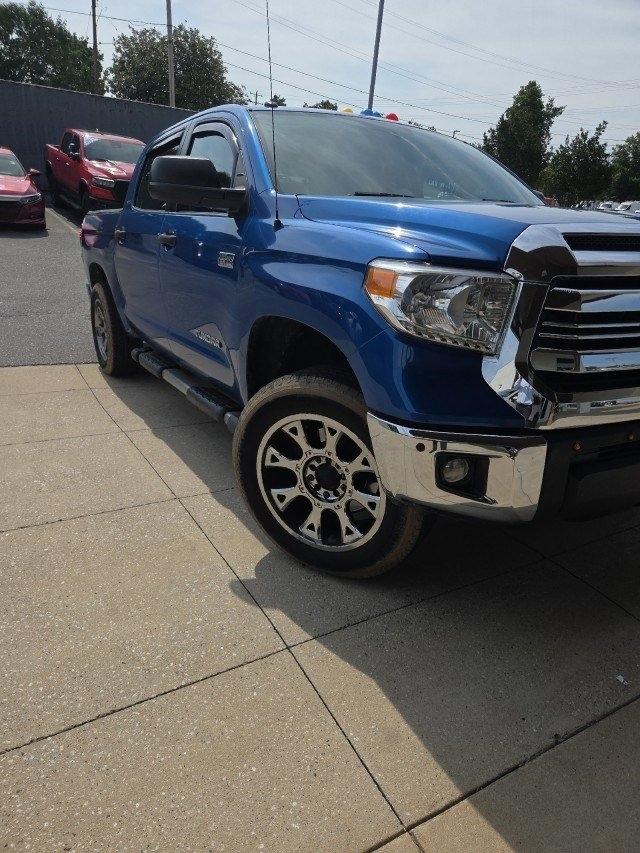 Toyota Tundra SR5 5.7L V8 FFV CrewMax 4WD 2016