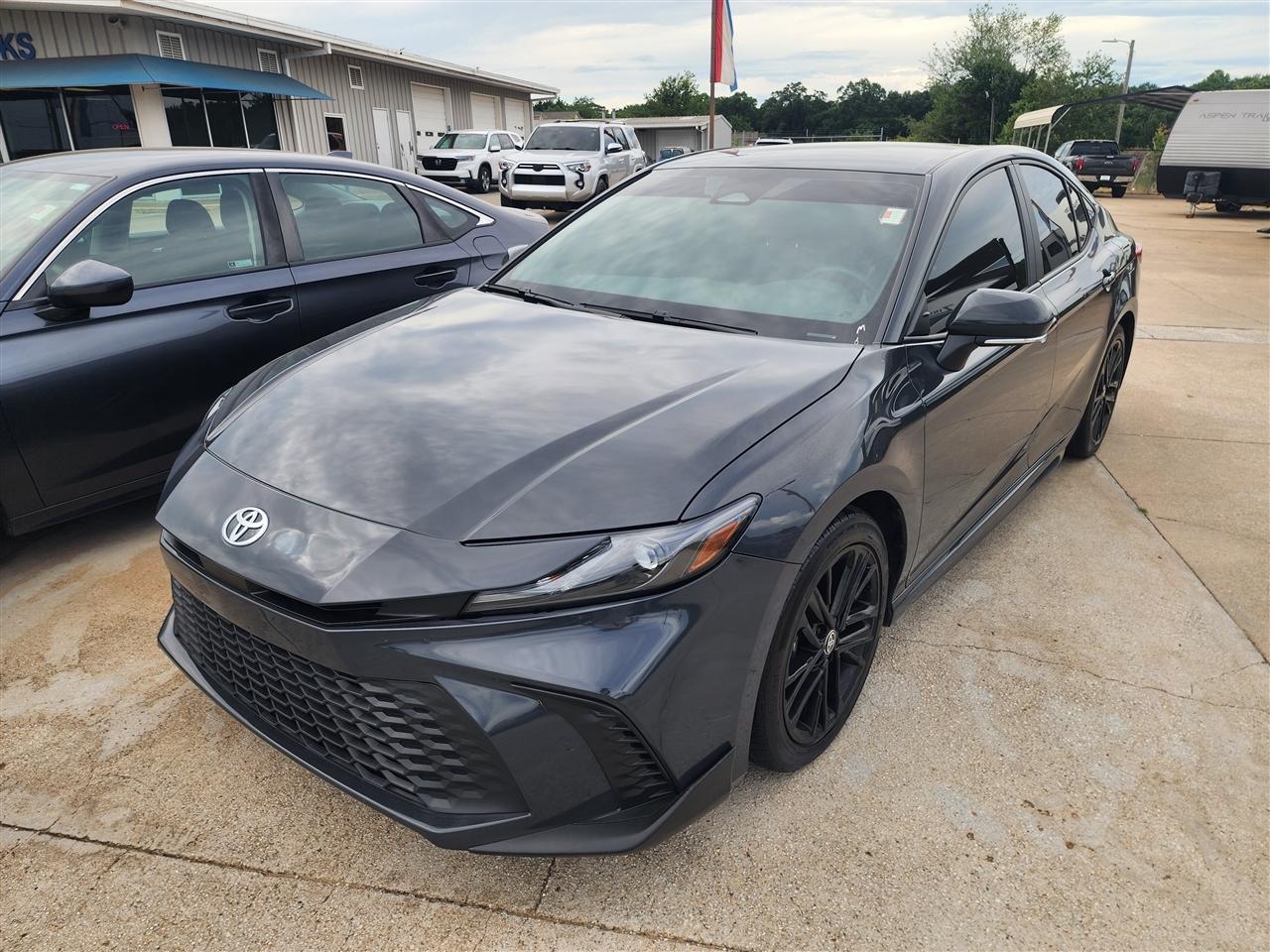 Toyota Camry Hybrid XLE 2025