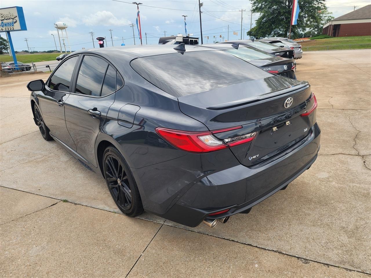 Toyota Camry Hybrid XLE 2025