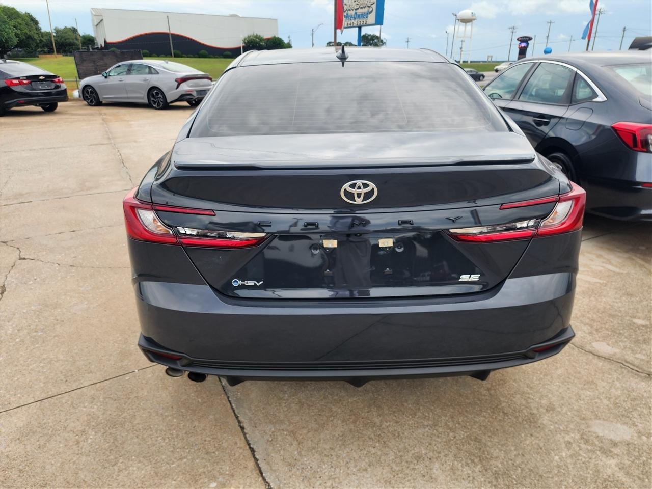 Toyota Camry Hybrid XLE 2025