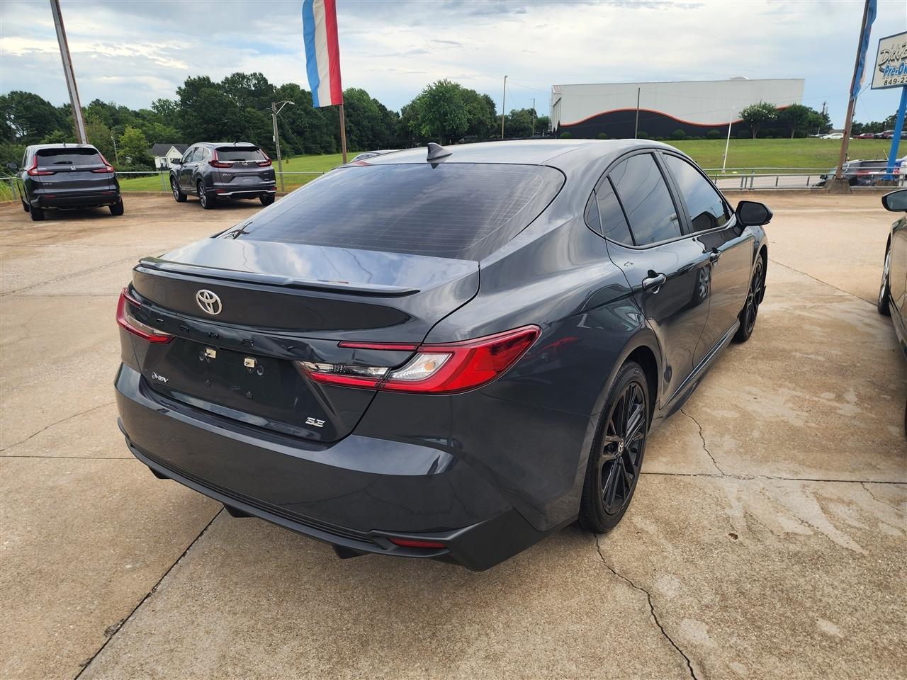 Toyota Camry Hybrid XLE 2025