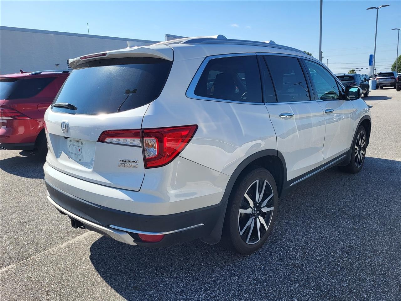 Honda Pilot Touring AWD w/Rear Captains Chairs 2022