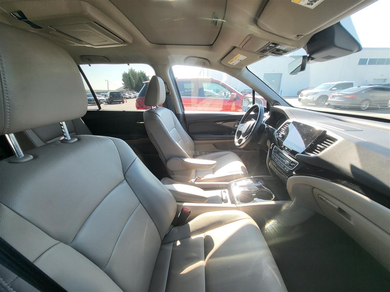 Honda Pilot Touring AWD w/Rear Captains Chairs 2022
