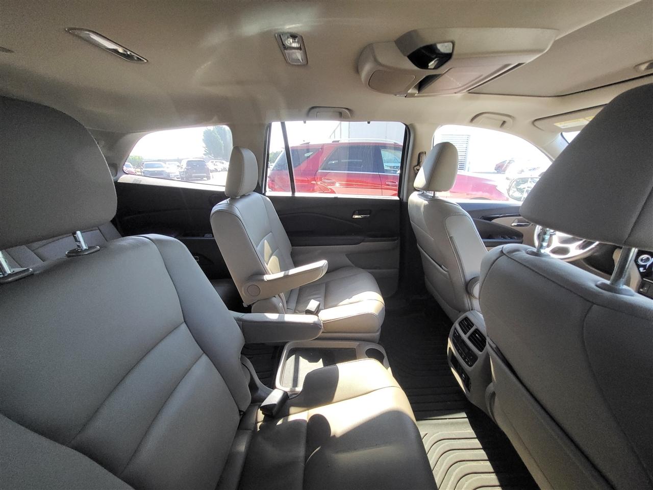 Honda Pilot Touring AWD w/Rear Captains Chairs 2022