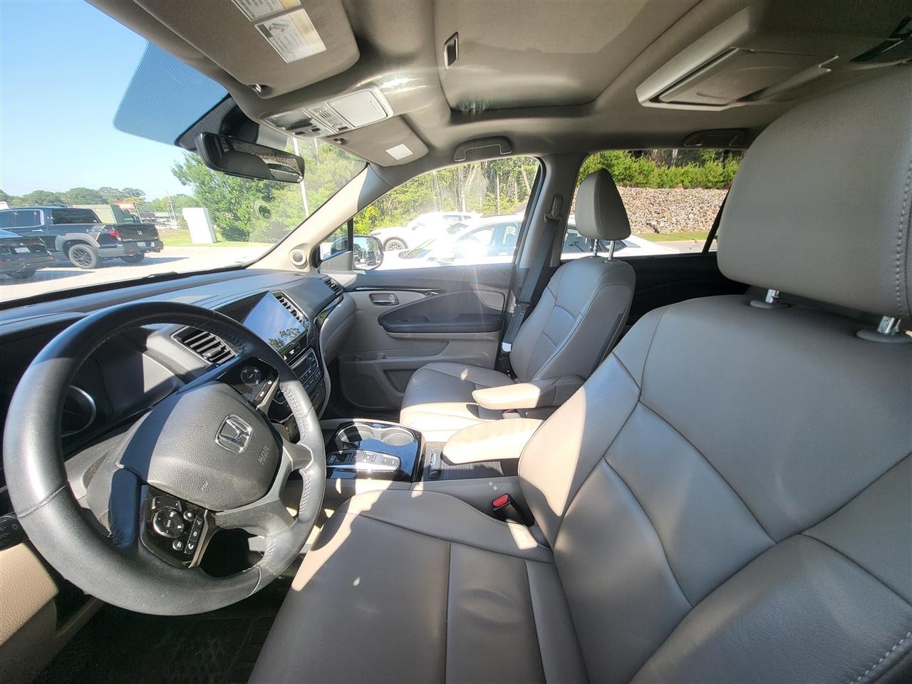 Honda Pilot Touring AWD w/Rear Captains Chairs 2022