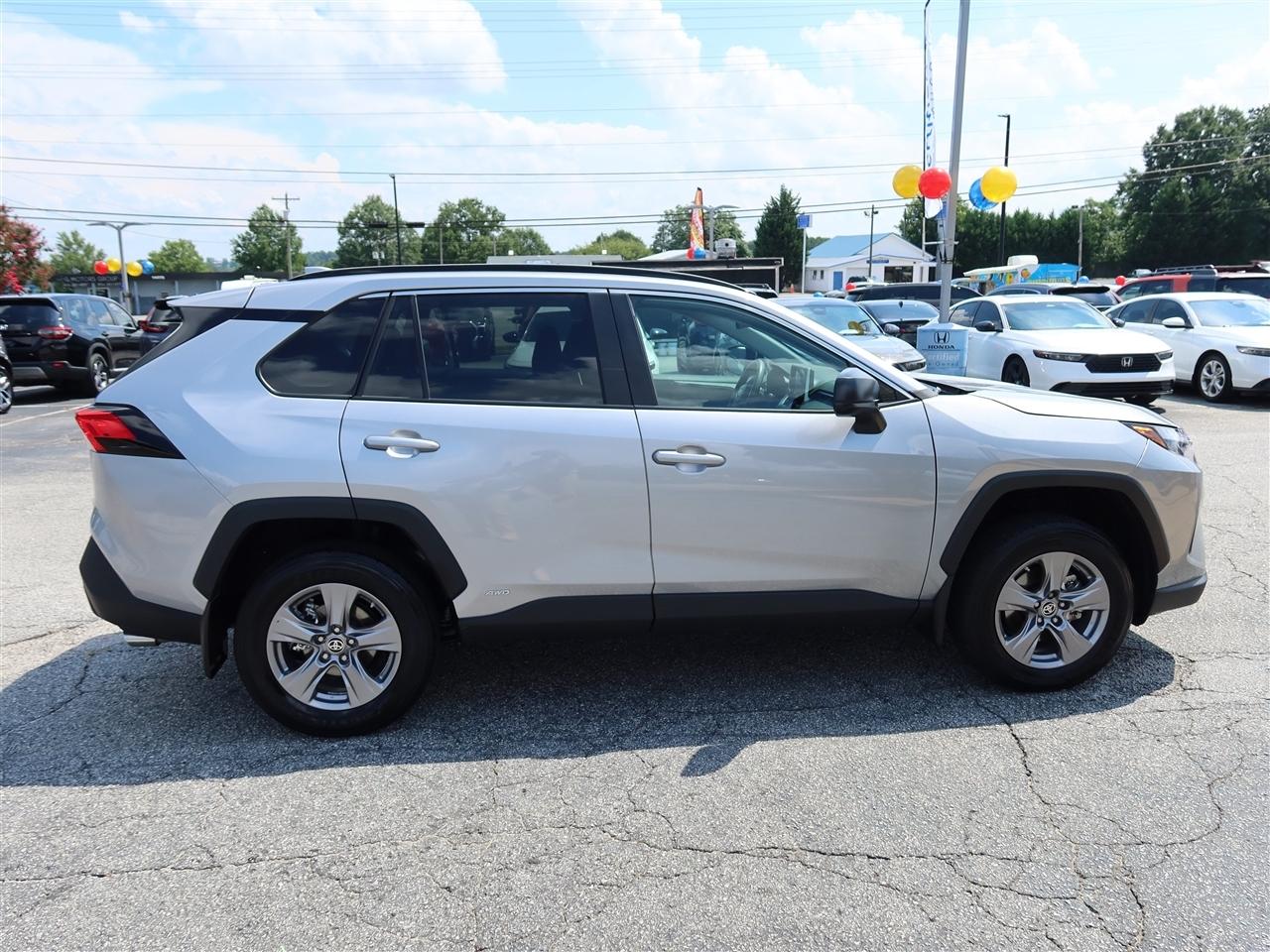 Toyota RAV4 Hybrid LE 2024