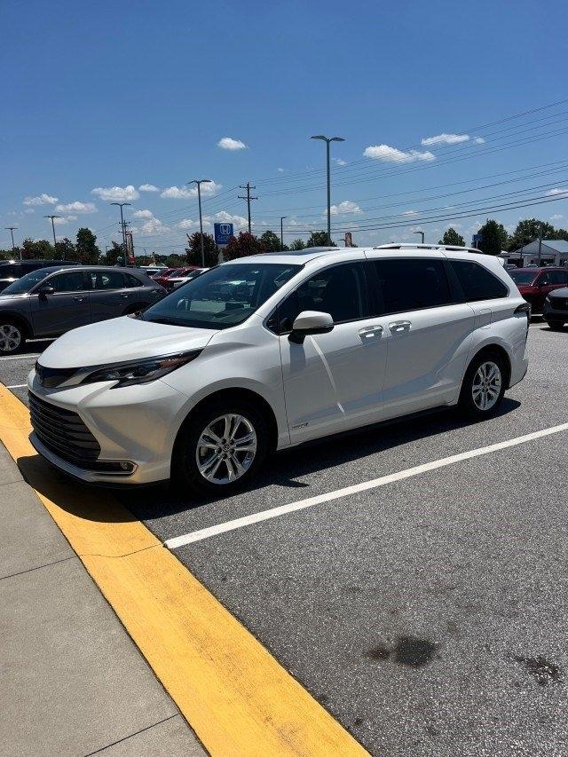Toyota Sienna Platinum 7-Passenger AWD 2021