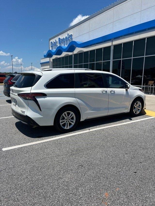 Toyota Sienna Platinum 7-Passenger AWD 2021