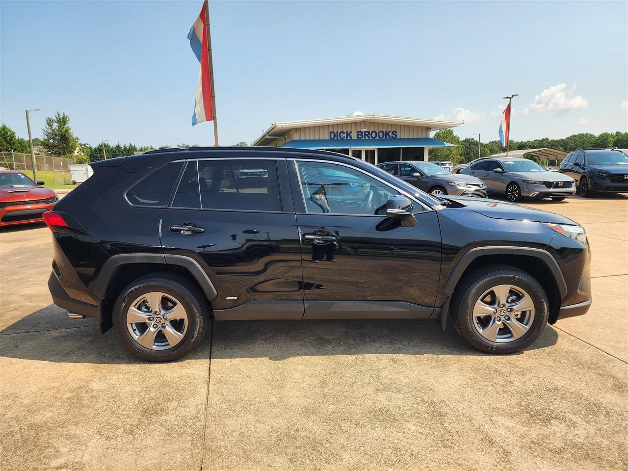 Toyota RAV4 Hybrid XLE 2025