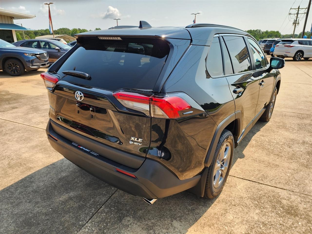 Toyota RAV4 Hybrid XLE 2025