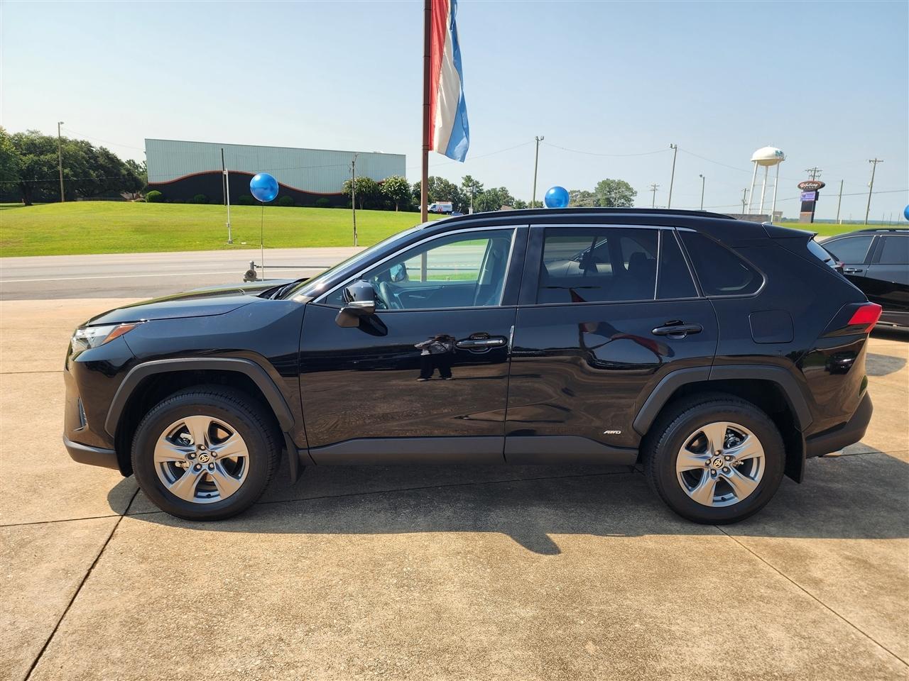 Toyota RAV4 Hybrid XLE 2025