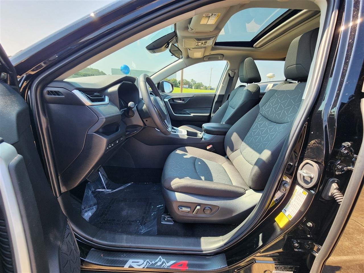 Toyota RAV4 Hybrid XLE 2025