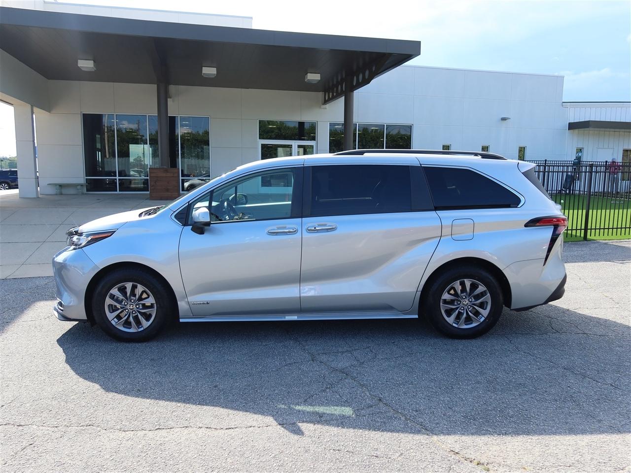 Toyota Sienna XLE 7-Passenger 2021