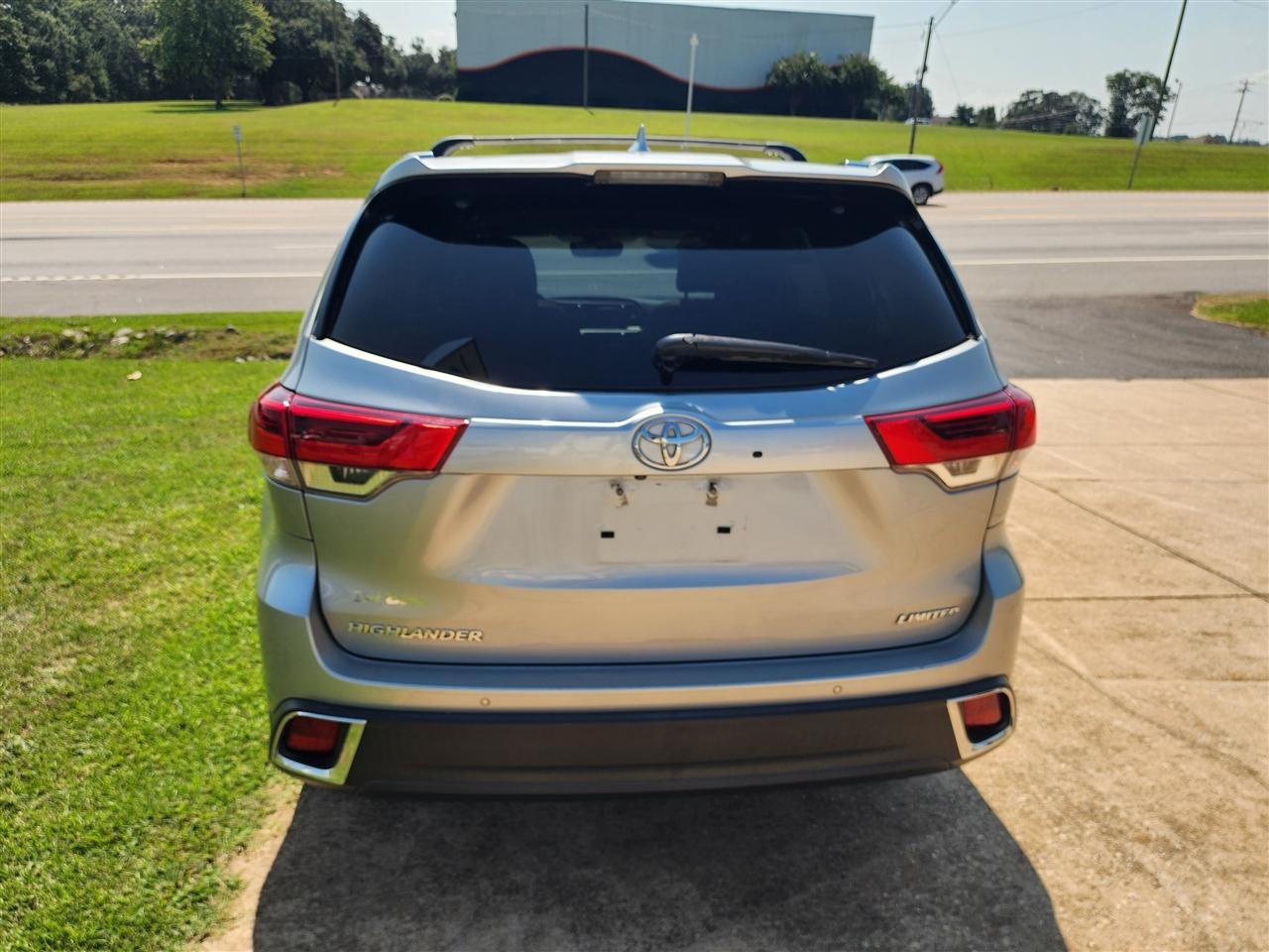 Toyota Highlander Limited FWD V6 2019