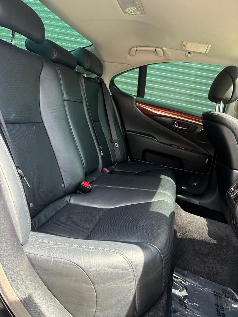 Lexus LS 460  2011