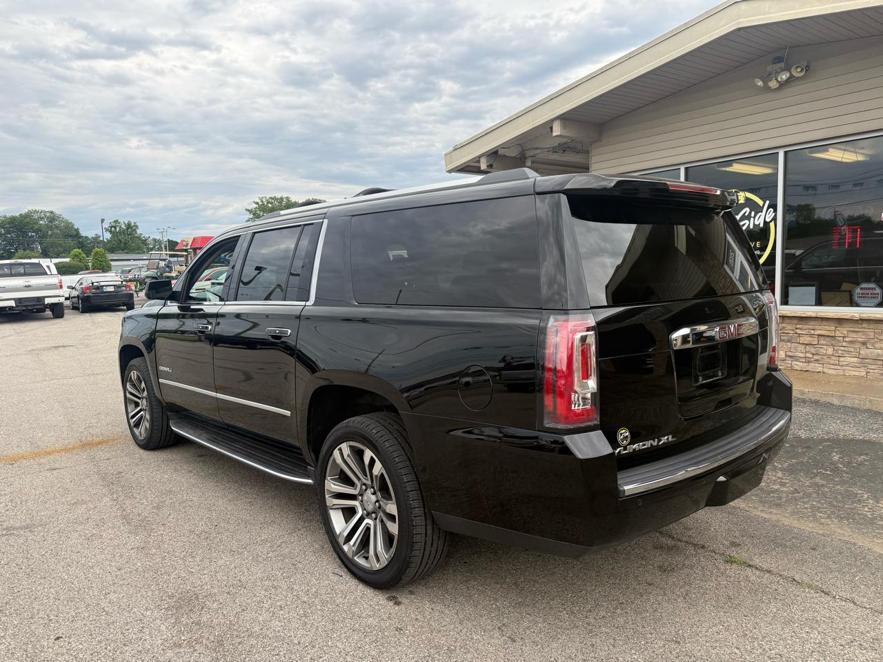 GMC Yukon XL Denali 4WD 2017
