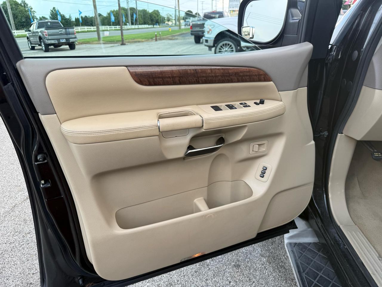 Nissan Armada Platinum 4WD 2012