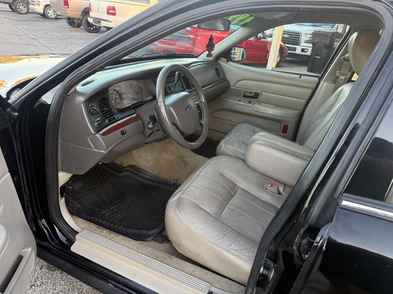 Ford Crown Victoria LX 2011