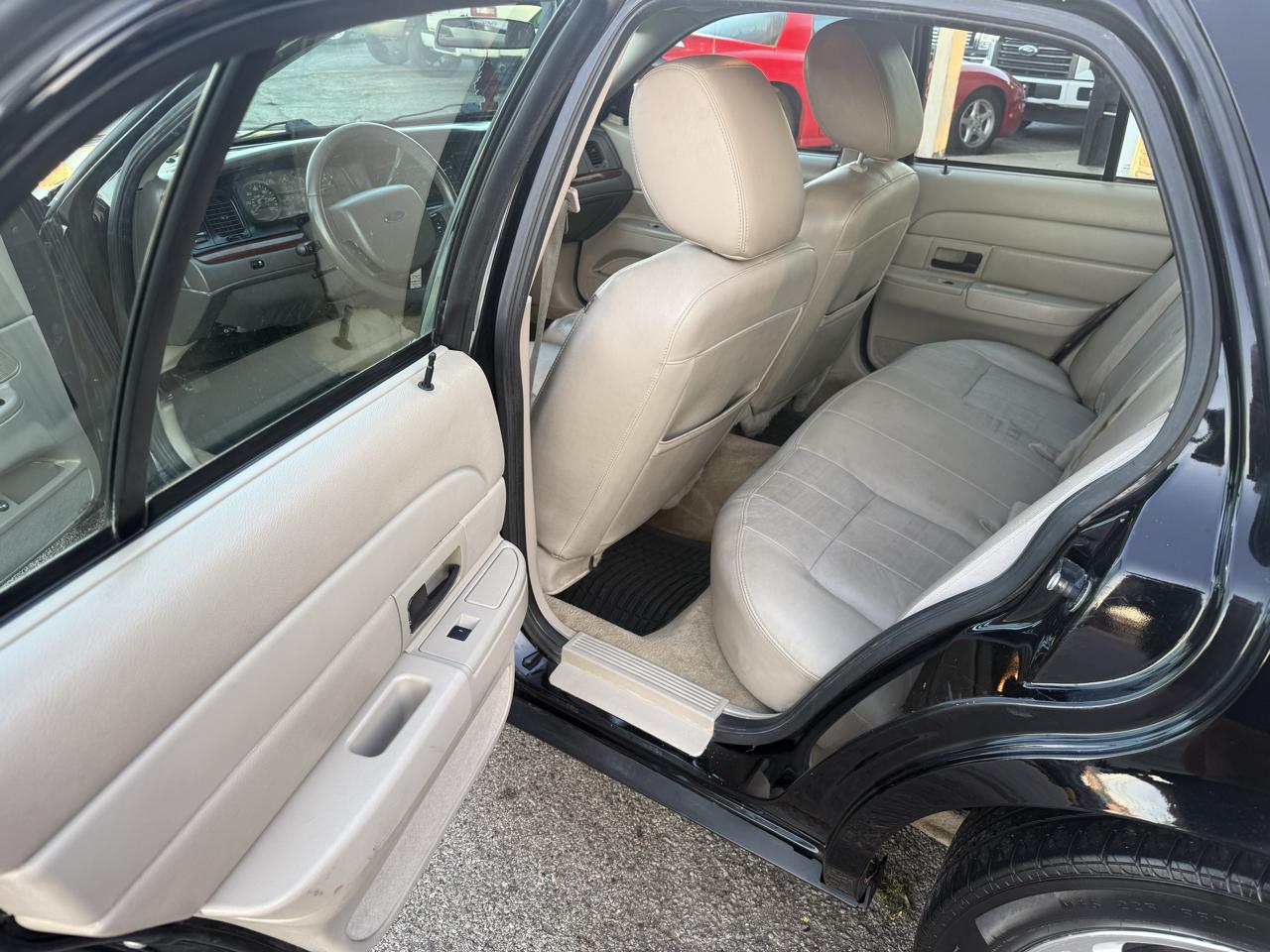 Ford Crown Victoria LX 2011