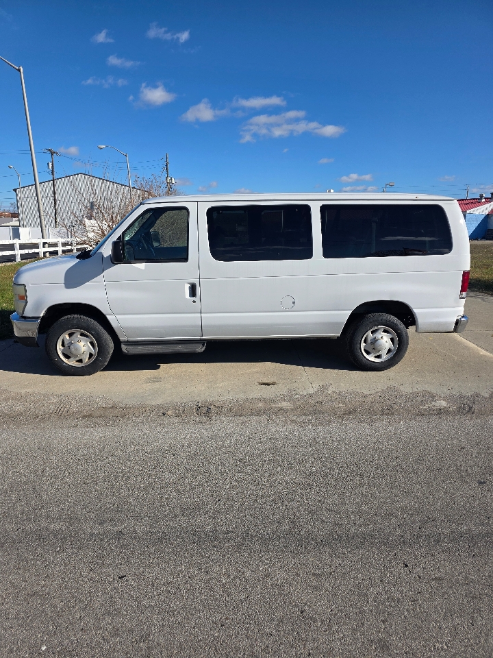 2008 Ford E-350 XL photo 3