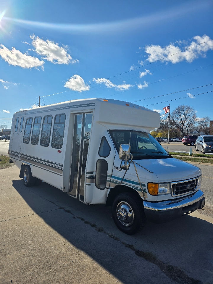 2005 Ford E-450 photo 2